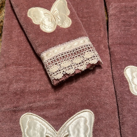 Beautiful Mauve Towel Set - Picture 2 of 5